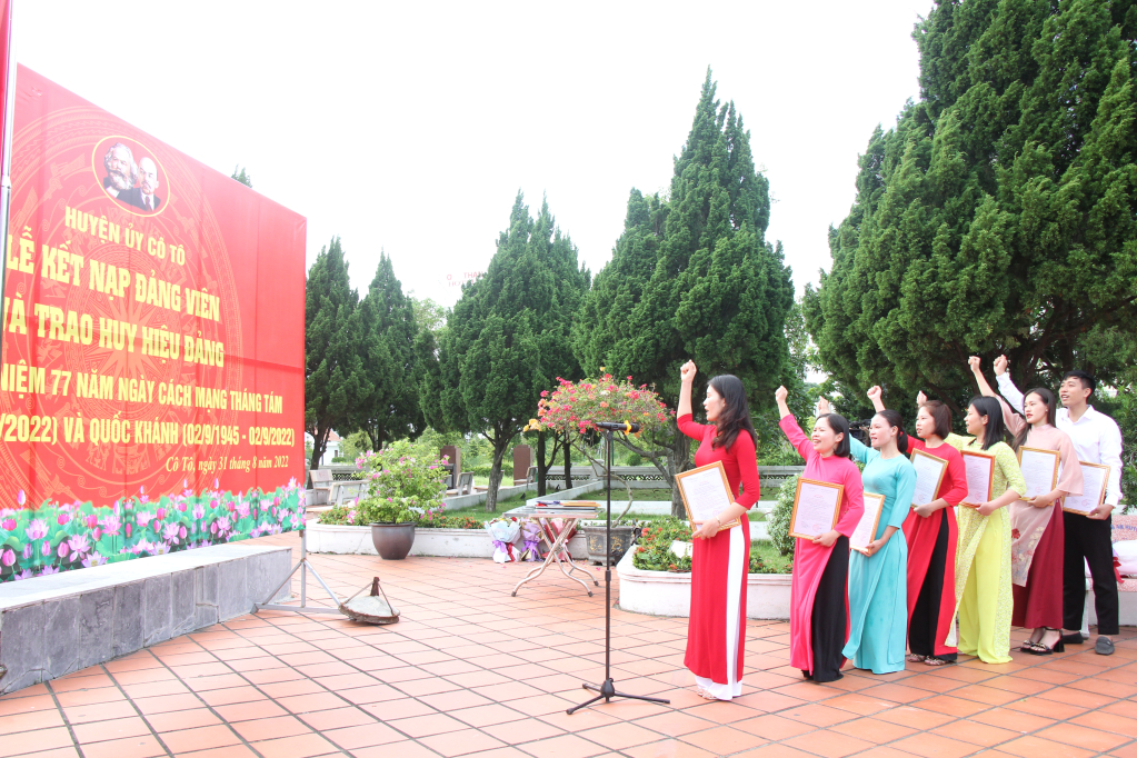 Các đảng viên mới tuyên thệ dưới chân tượng đài Chủ tịch Hồ Chí Minh.