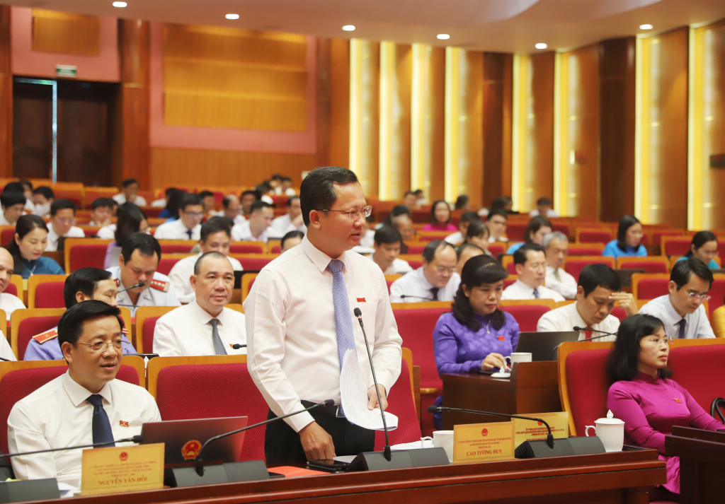Đồng chí Cao Tường Huy, Phó Chủ tịch Thường trực UBND tỉnh giải trình một số nội dung liên quan đến đầu tư công tại kỳ họp.