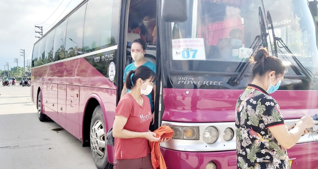 Công ty TNHH Dệt may Weitai Hạ Long (KCN Việt Hưng) tổ chức xe đưa đón công nhân nhằm đảm bảo an toàn giao thông.