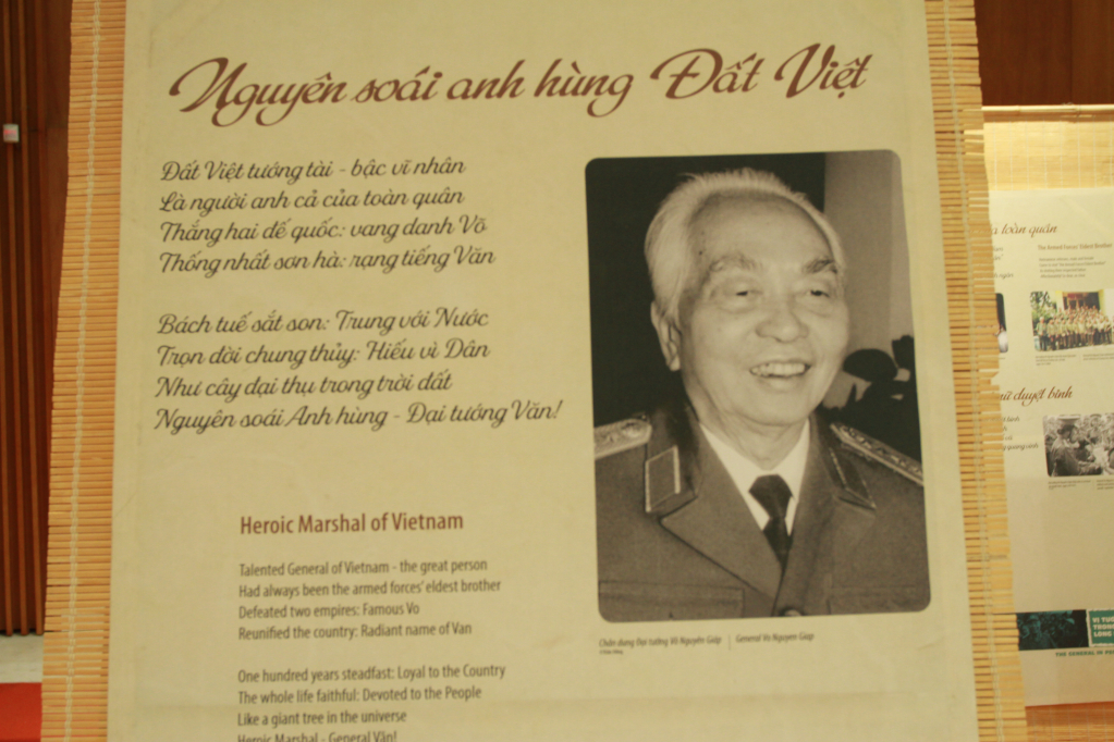 Những bài thơ về Đại tướng được in song ngữ Việt - Anh.