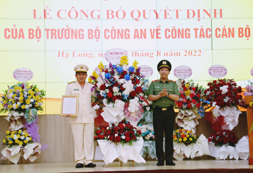 Thiếu tướng Lê Văn Tuyến trao quyết định cho Đại tá Đinh Văn Nơi.