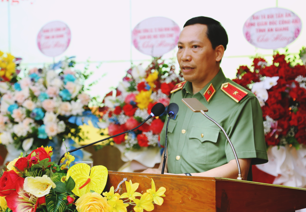 Thiếu tướng Lê Văn Tuyến phát biểu tại buổi lễ.