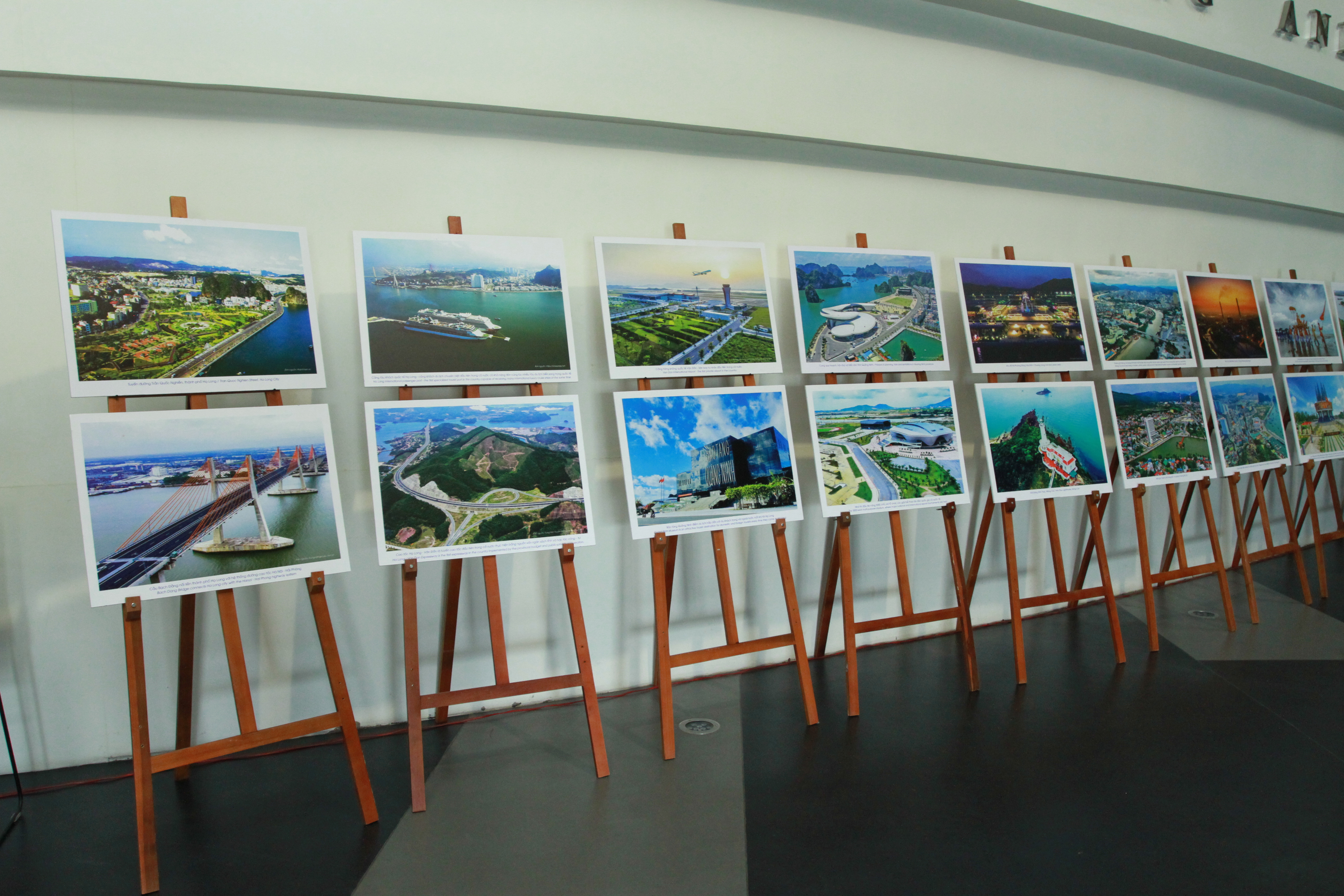 Nhiều bức ảnh được trưng bày tại triển lãm.