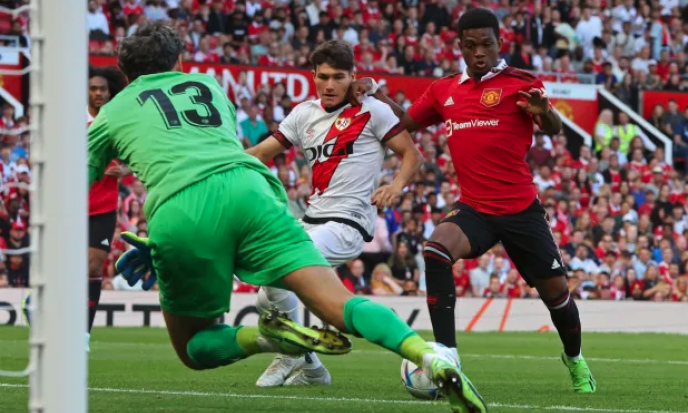 Man Utd hoà khi Ronaldo trở lại