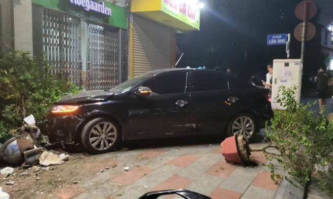 "Xe điên" tông hàng loạt ô tô, xe máy, nhiều người bị thương ở Hải Phòng