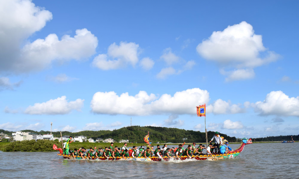 Quan Lan rowing festival
