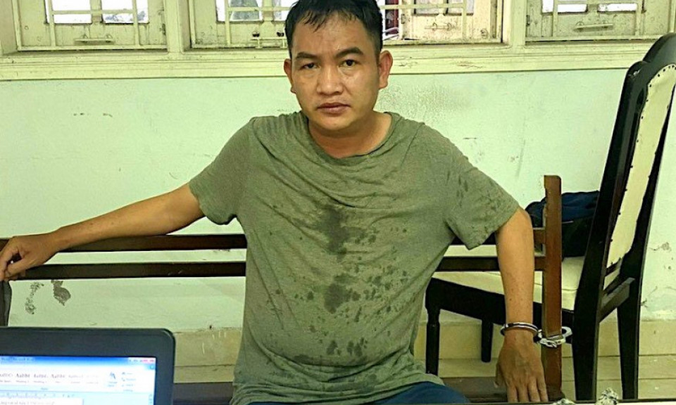 Bám theo người đi ra từ ngân hàng để đập kính ô tô