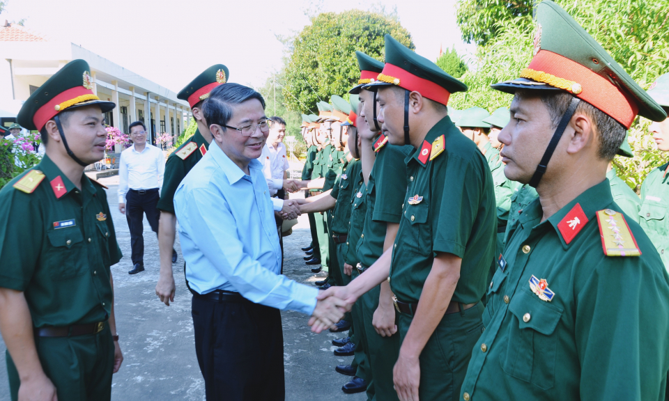 Phó Chủ tịch Quốc hội thăm, tặng quà một số đơn vị, gia đình chính sách tại huyện Cô Tô