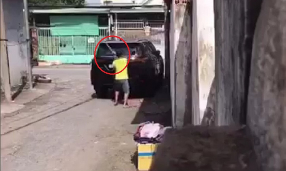 Nhậu say, đập phá xe ô tô vì thấy đậu…chướng mắt
