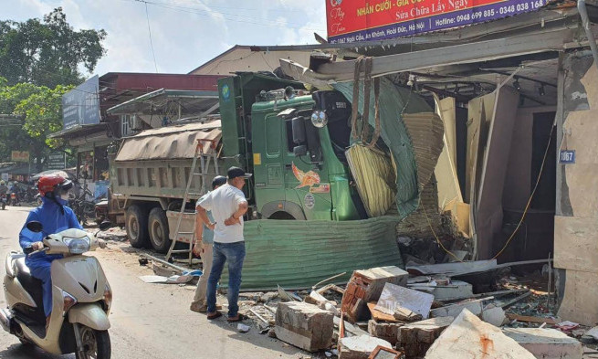 Xe tải lớn húc tan hoang tiệm vàng và nhiều nhà dân ở Hà Nội