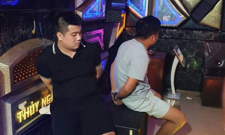 Bắt nhóm nam thanh nữ tú bay lắc trong quán karaoke