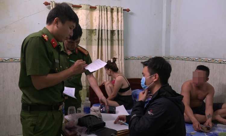Cà phê liên minh với khách sạn "điều gái" bán dâm