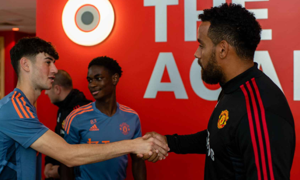Man Utd chiêu mộ cựu tiền vệ Tottenham
