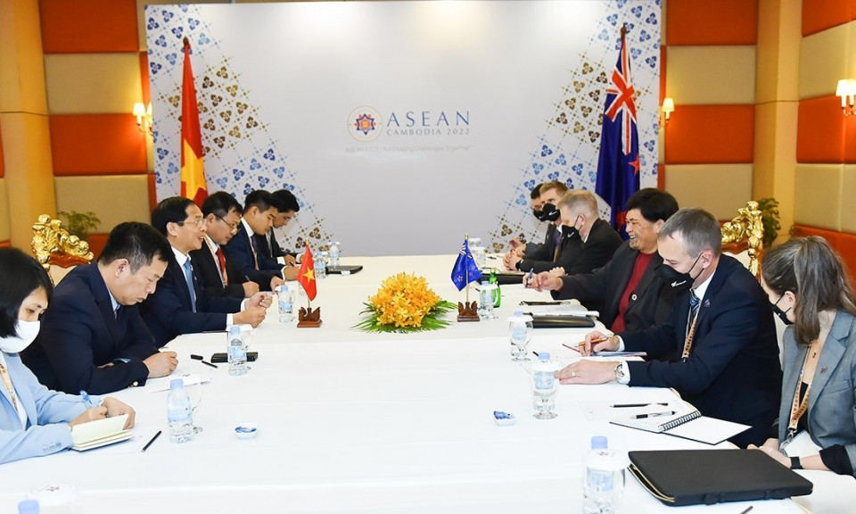 Foreign Minister holds bilateral meetings on AMM-55 sidelines