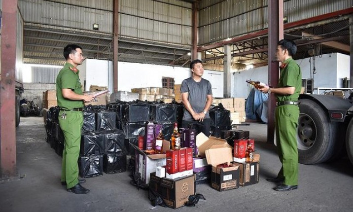 Tạm giữ 1.200 chai rượu ngoại không hoá đơn chứng từ