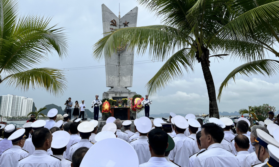 Mãi khắc ghi công
