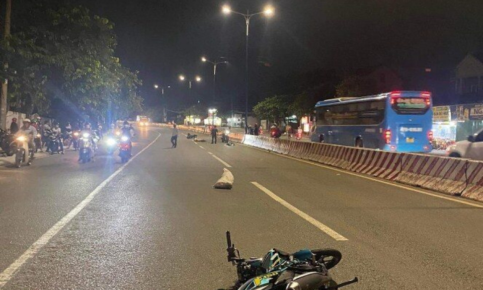 Tự tông vào dải phân cách, 2 thanh niên đi xe máy tử vong
