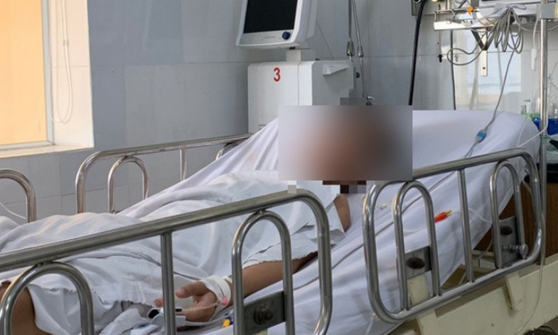 8 sinh viên uống rượu không rõ nguồn gốc, 2 người tử vong, 6 người nhập viện