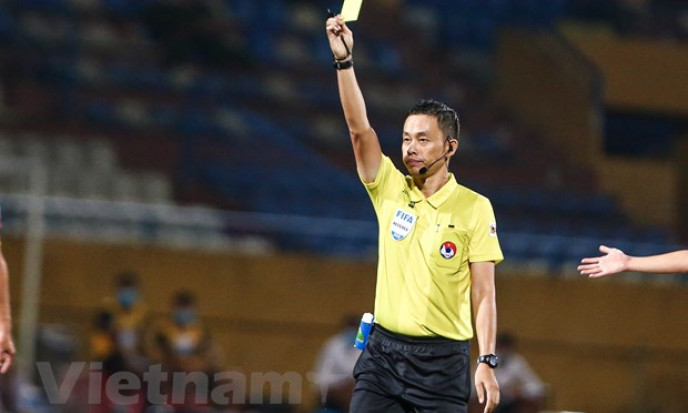 Trọng tài V-League và sức ép khủng khiếp giữa ranh giới 'đúng, sai'