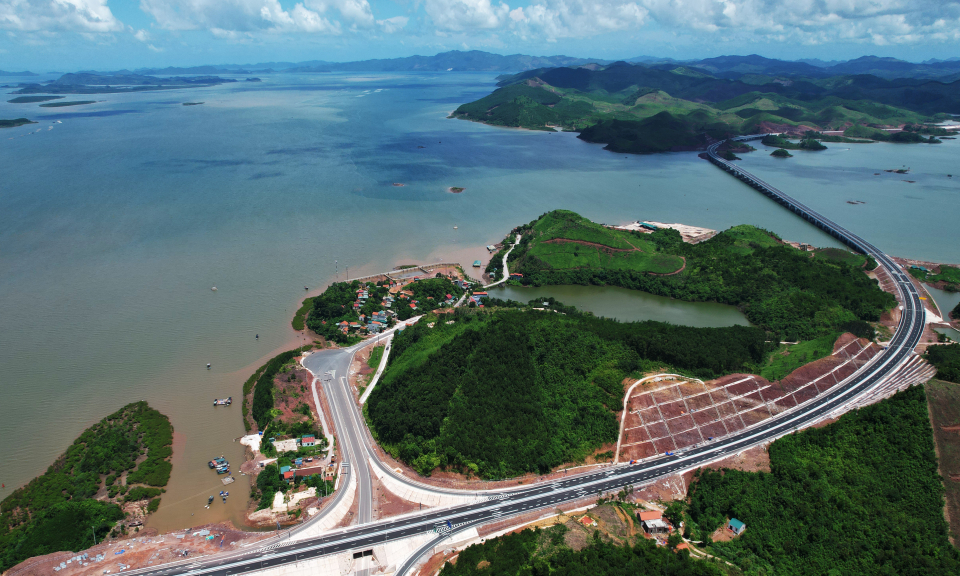 Phát triển hạ tầng đồng bộ, hiện đại, đột phá