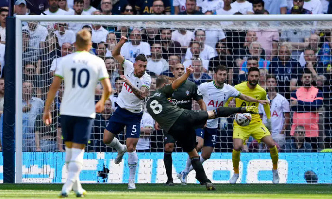Tottenham chiếm đỉnh bảng Ngoại hạng Anh