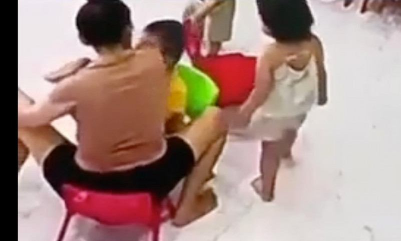 Nghi giáo viên hất cùi chỏ vào mặt bé 2 tuổi