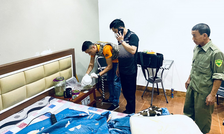 Đi uống cà phê “tranh thủ” rao bán cần sa
