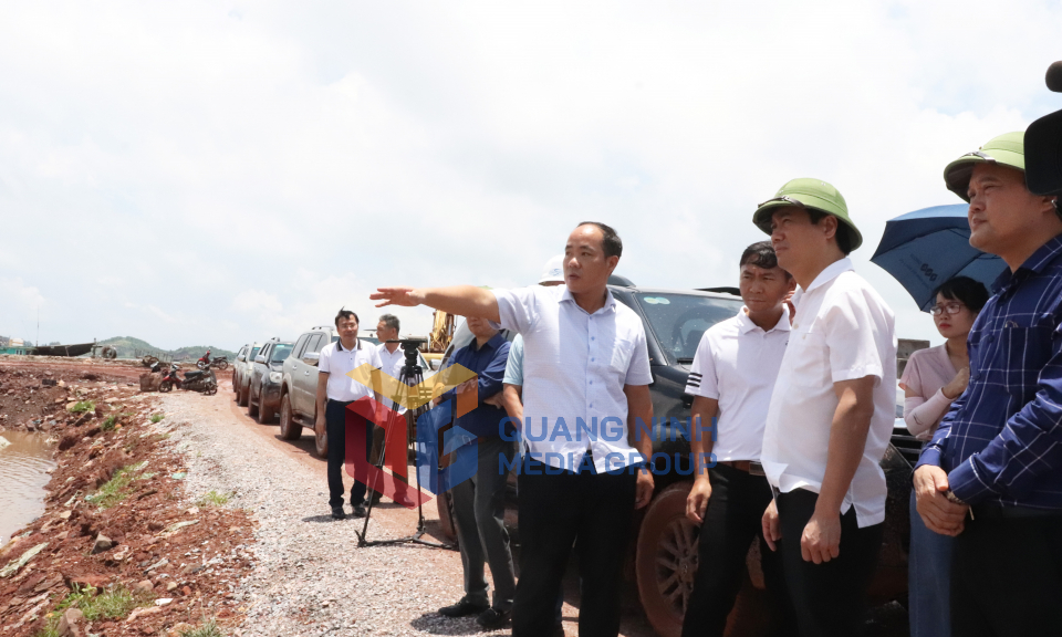 Chủ tịch UBND tỉnh Nguyễn Tường Văn kiểm tra tuyến Cao tốc Vân Đồn-Móng Cái, tháng 8-2022
