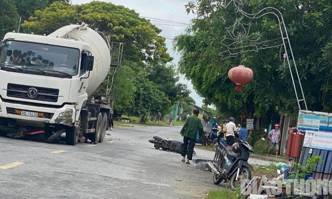 Sau va chạm với xe máy, nam thanh niên bị xe bồn cán tử vong