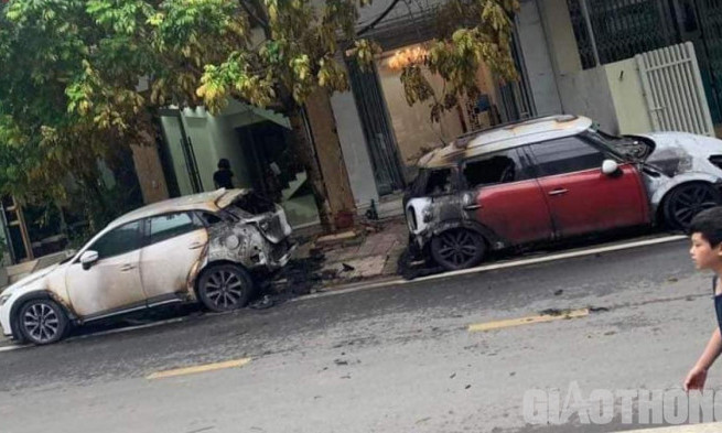 Hai ô tô bị cháy trong đêm khuya ở Lào Cai chưa rõ nguyên nhân