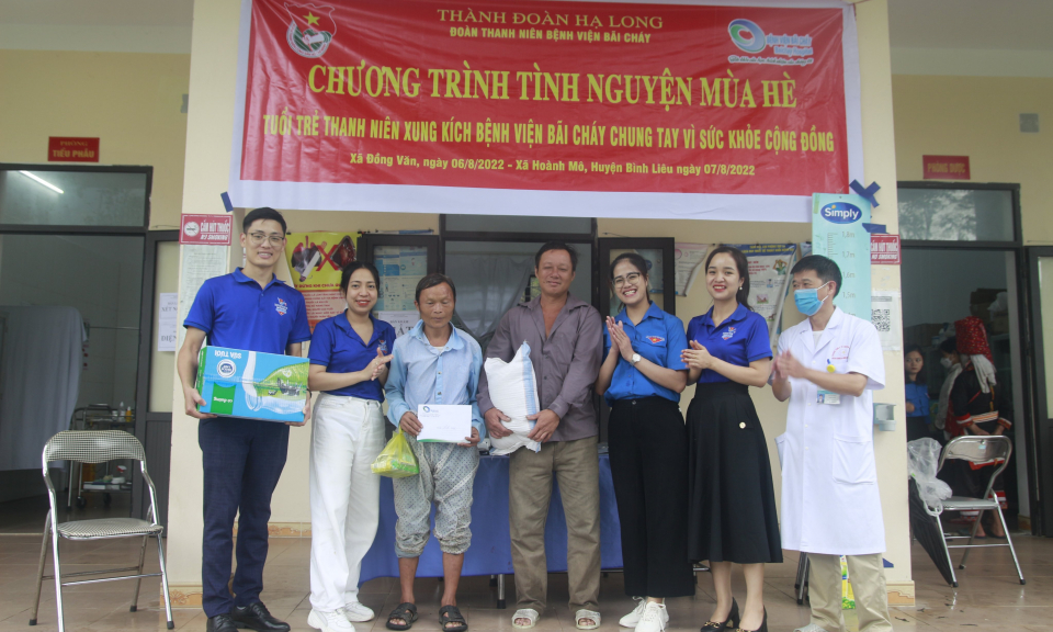 Khám bệnh lưu động, phát thuốc miễn phí và tặng quà cho hộ dân khó khăn tại Bình Liêu