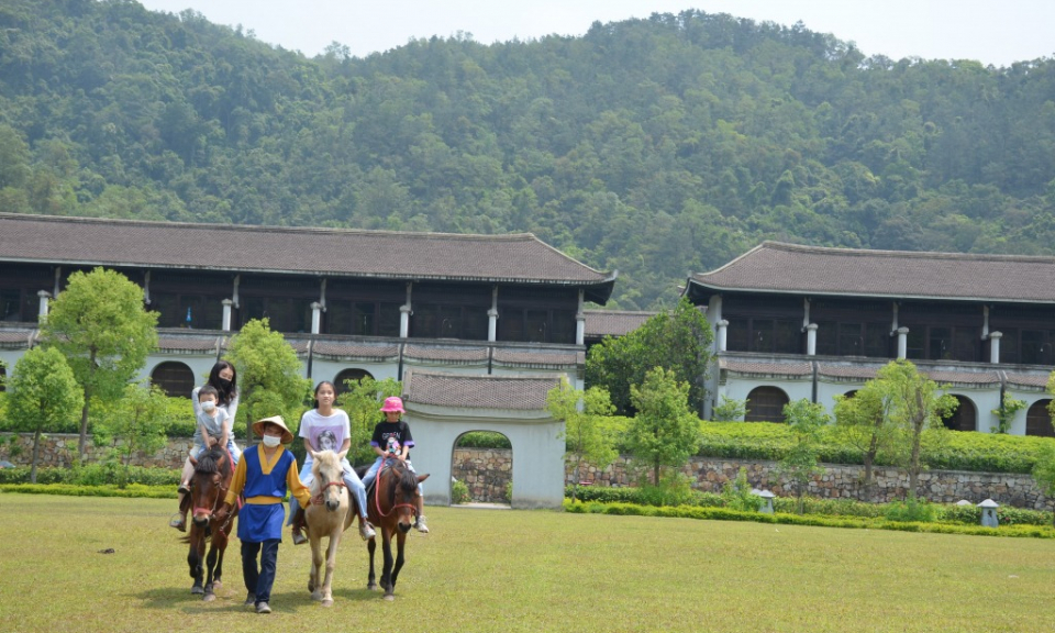 Local resorts attract tourists