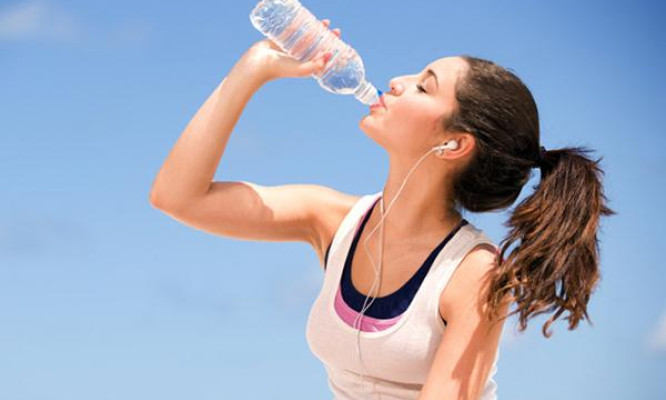 Cách uống nước gây hại cho sức khỏe