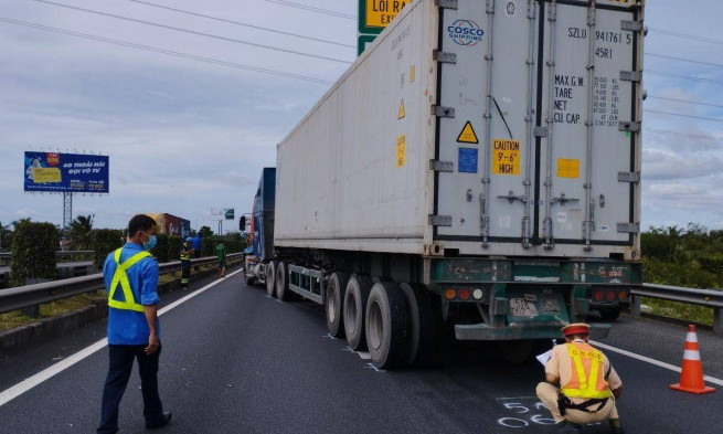 Xe container tông đuôi ô tô khách trên cao tốc, hành khách hốt hoảng