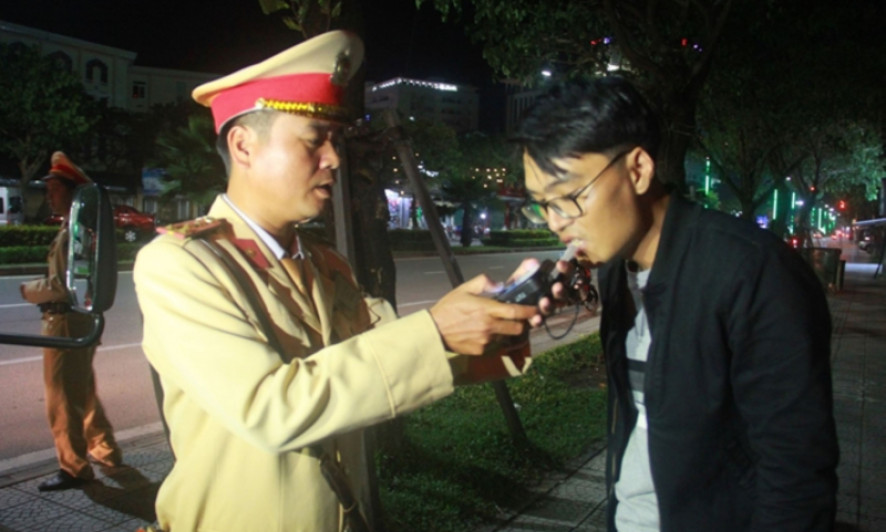 Tài xế có "hơi men" lái ôtô gây tai nạn rời khỏi hiện trường bị phạt 63 triệu đồng