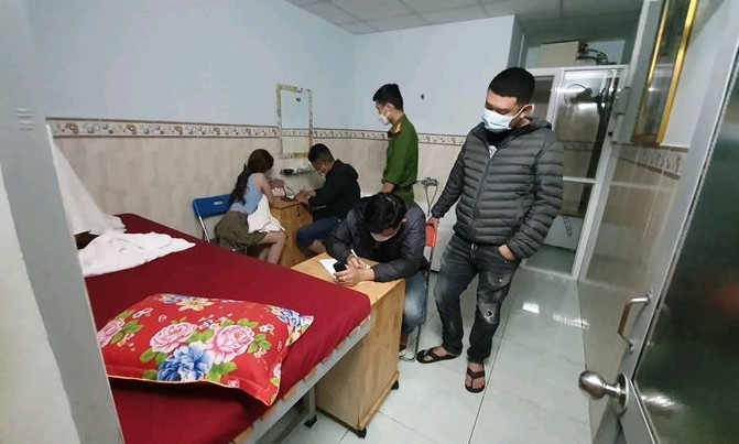 Ập vào nhà nghỉ, bắt quả tang 4 đôi đang mua bán dâm