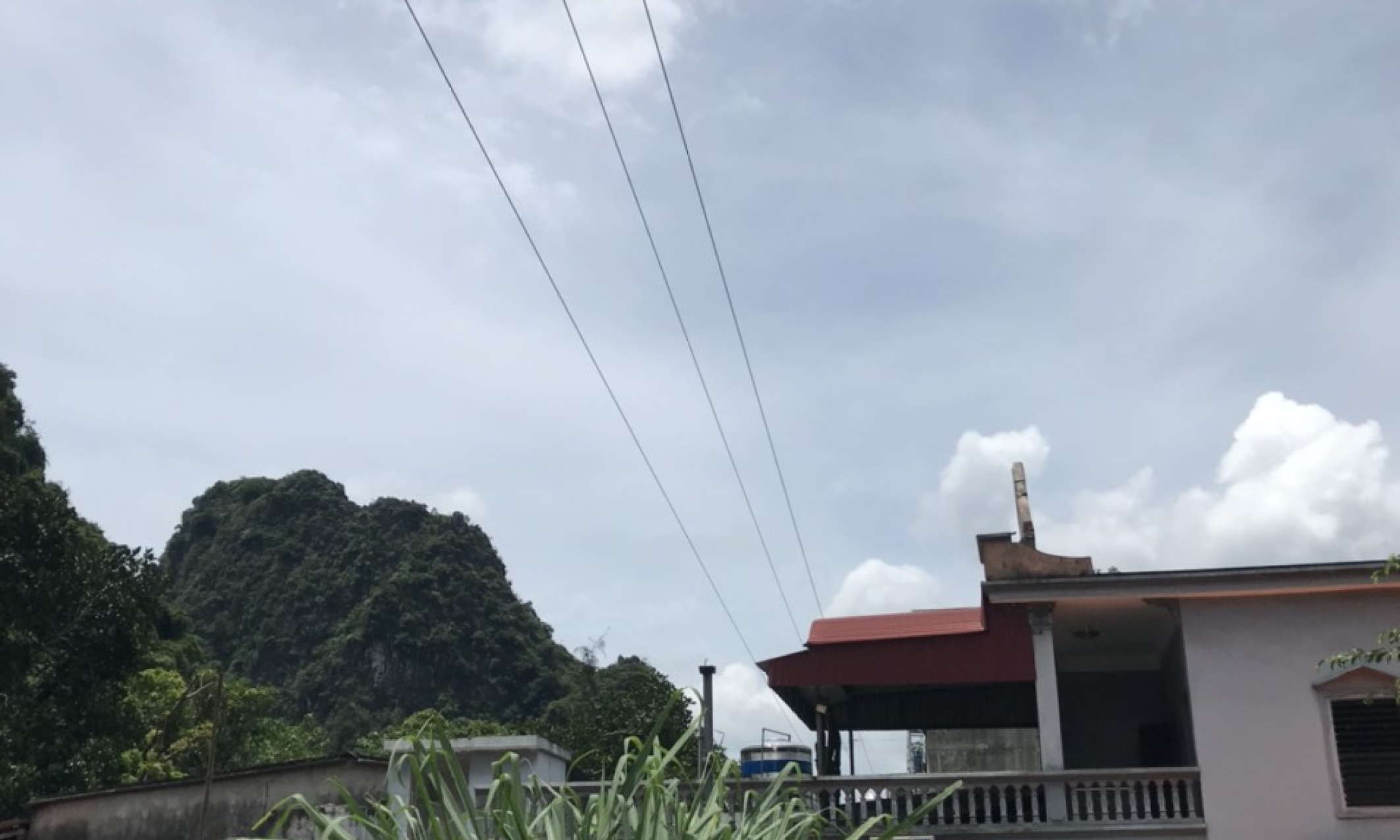 Báo động tình trạng vi phạm hành lang an toàn lưới điện 35kV tại TP Cẩm Phả