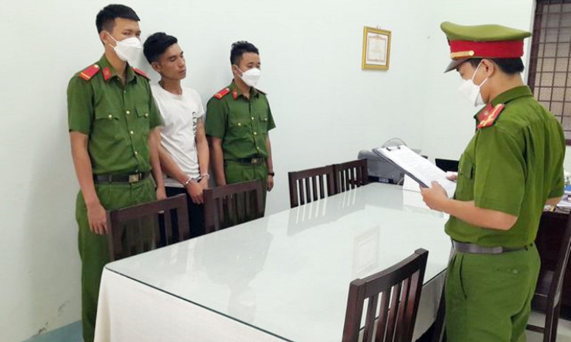 Bắt khẩn cấp đối tượng dùng rựa tấn công Công an