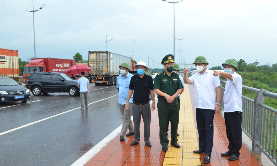 Phó Bí thư Thường trực Tỉnh ủy Ngô Hoàng Ngân kiểm tra hoạt động xuất nhập khẩu trên địa bàn TP Móng Cái