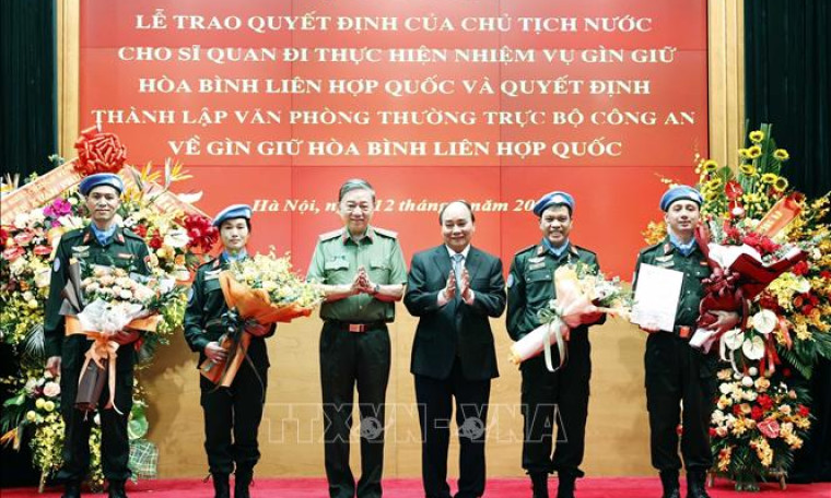 Chủ tịch nước trao quyết định cho sỹ quan công an đi gìn giữ hòa bình LHQ