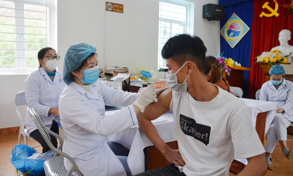Áo choàng trắng giữa muôn màu hoa thắm