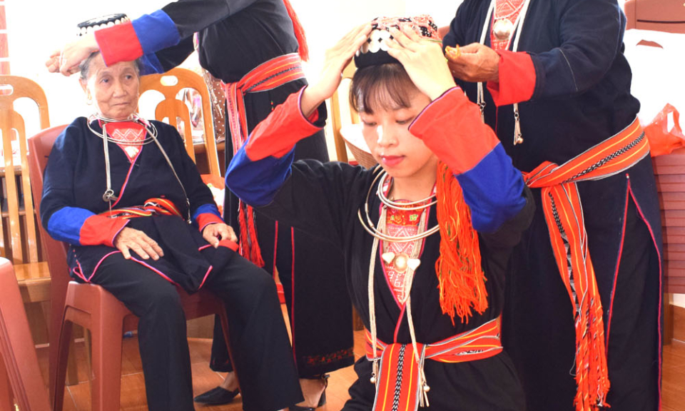 Thăm làng người Dao ở Thượng Yên Công   