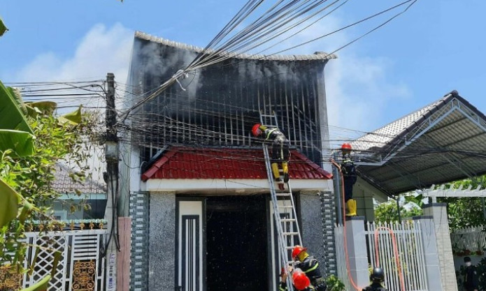 Ba mẹ con mắc kẹt trong căn nhà cháy