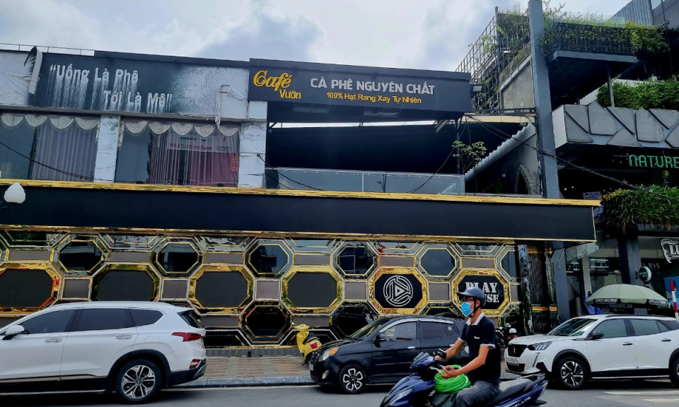 Trăm dân chơi đất Cảng bay lắc lúc rạng sáng trong bar Playhouse
