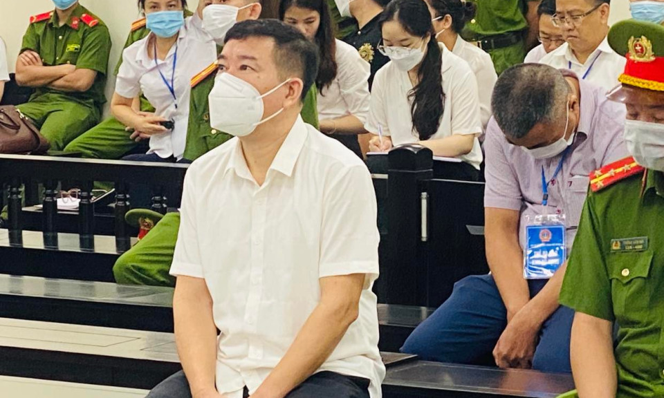Tòa xử đến 21h30, cựu đại tá Phùng Anh Lê nói sẽ kêu oan đến lúc chết