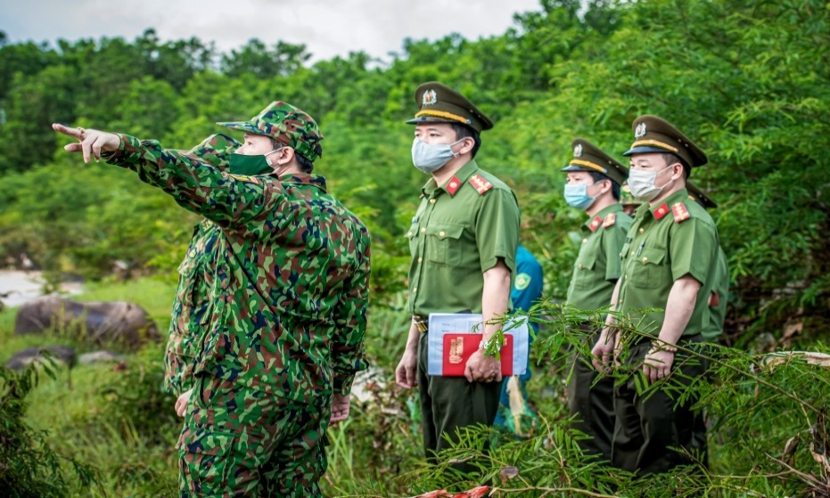 Vì nhân dân chẳng ngại gian lao
