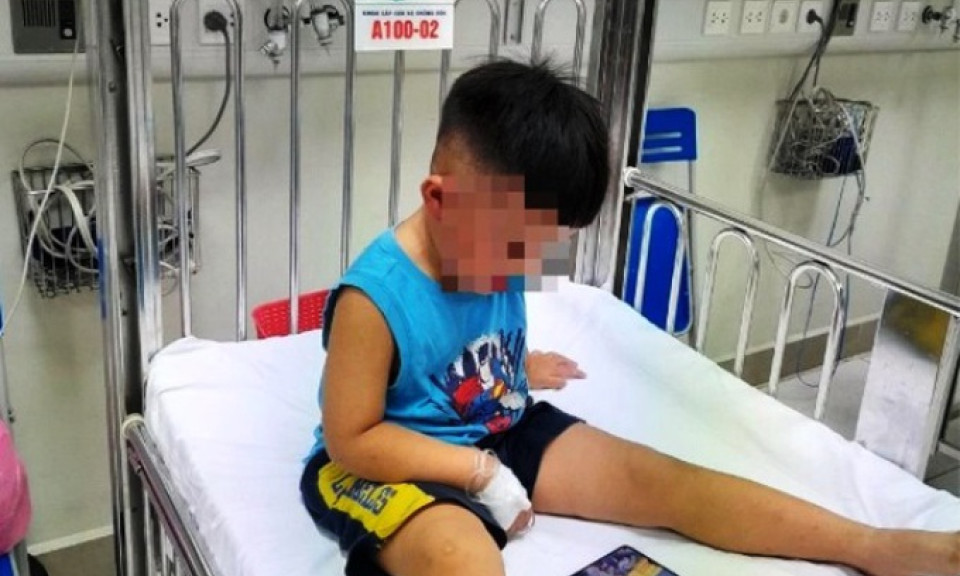 Cứu sống kịp thời bé trai 3,5 tuổi ở Hà Nam nghi bị bạo hành, nhốt trong tủ cấp đông