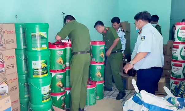 Bắt đối tượng kinh doanh hàng nghìn lít dầu nhớt giả nhãn hiệu nổi tiếng