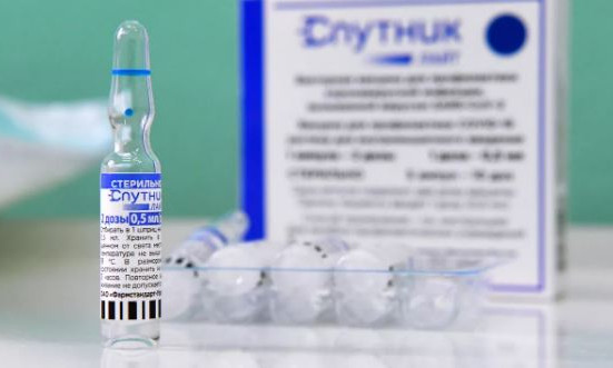 Vaccine xịt mũi của Nga chống lại tất cả các chủng virus SARS-CoV-2 