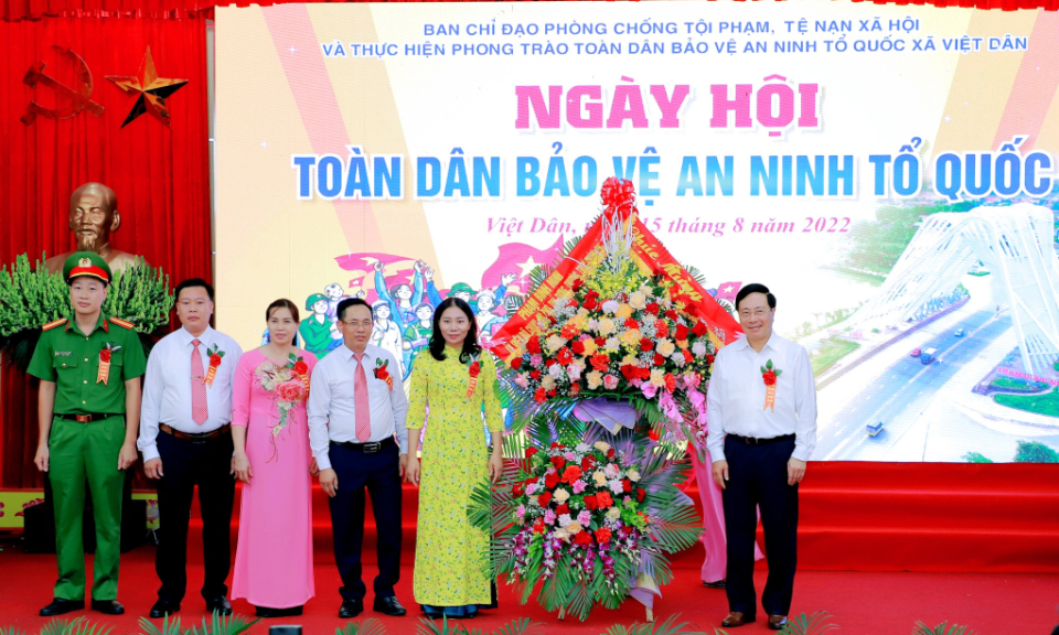 Phó Thủ tướng Thường trực Chính phủ Phạm Bình Minh dự Ngày hội Toàn dân bảo vệ an ninh Tổ quốc tại xã Việt Dân